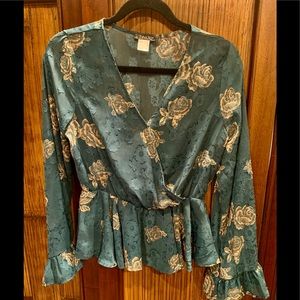 Adorable NWOT Venus Peplum Top, Size 4